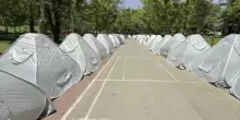 Tende per strada, l&rsquo;Iran si prepara ai funerali di Khamenei