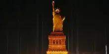 Francia illumina la Statua della Libert&agrave; a New York