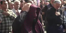 In migliaia a Teheran per la cerimonia funebre di Ali Khamenei