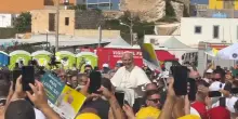 L&rsquo;arrivo del Papa al campo sportivo di Lampedusa per la messa