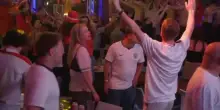 Manchester, la festa dei tifosi inglesi dopo la vittoria sul Messico
