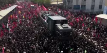 Iran, una marea umana al corteo funebre per Khamenei: &ldquo;Vendetta&rdquo;