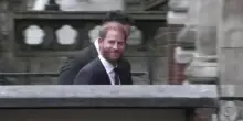 GB, il principe Harry perde la battaglia legale contro i tabloid
