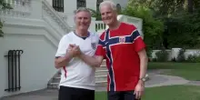 Bilaterale tra i premier di GB e Norvegia con le maglie da calcio