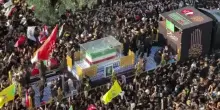 La folla accoglie il feretro di Khamenei a Najaf, citt&agrave; sciita in Iraq