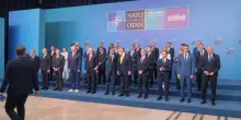 Vertice Nato, la foto di famiglia dei leader: Meloni dietro a Sanchez