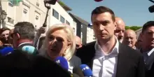 Le Pen apre campagna dal mercato de La Fl&egrave;che: &ldquo;Qui ora votano noi&rdquo;
