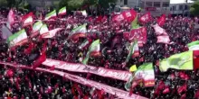 &ldquo;A morte Trump&rdquo;: una folla immensa a Mashad per inumazione di Khamenei