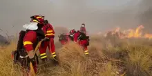 Andalusia, vigili del fuoco ancora al lavoro per spegnere l&rsquo;incendio