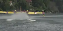 Incendio a Fontainebleau, i Canadair prendono acqua nella Senna