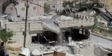Cisgiordania, bulldozer israeliani demoliscono una casa palestinese