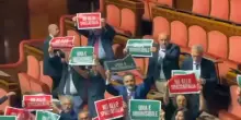 Autonomia, cartelli opposizioni in aula Senato &ldquo;No allo SpaccaItalia&rdquo;