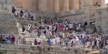 Arriva il grande caldo ad Atene, ma i turisti non si scoraggiano