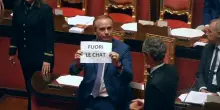 Senato, M5S occupa banchi governo per no giunta a chat Delmastro