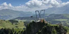 Svizzera, un&rsquo;altalena gigante per volare nel vuot sulle Alpi