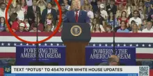 Trump in Georgia, alle sue spalle un sostenitore lo imita