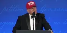 Trump alla cena dei corrispondenti scherza su un altro mandato