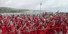 Kate Bush, centinaia in rosso ballano sul porto di Folkestone