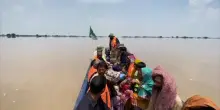 Villaggi allagati in Pakistan, gli abitanti fuggono in barca