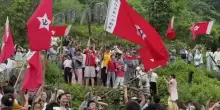Turisti cinesi partecipano alla rievocazione della Lunga Marcia di Mao