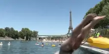 Caldo in Francia, a Parigi in fila per il bagno nella Senna