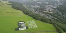 Un ritratto gigante di Burnham nella campagna del West Yorkshire