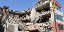 Crolla edificio a Messina: vigili del fuoco alla ricerca dei dispersi