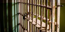 Rivolta nel carcere di Siracusa: calcinacci dai tetti e agenti feriti