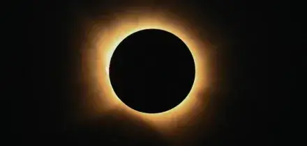 Eclissi di sole: persone ricoverate nel day-after per rischio di maculopatia