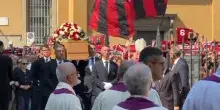 Migliaia di tifosi ai funerali di Baresi: &ldquo;Ciao Capitano&rdquo;