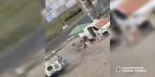 Ucraina, uomo inseguito da un drone a Kherson: il video della polizia