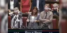 Alla Camera bagarre e bende opposizioni dopo no a uso chat Delmastro