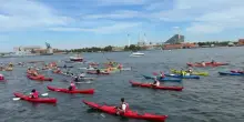 Parata di kayak a Copenaghen a sostegno della Groenlandia