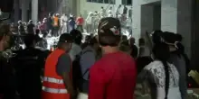 Colombia, squadre di soccorso formano catene umane per cercare sopravvissuti
