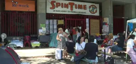 Spin Time, il presidio prosegue fra il caldo e &ldquo;problemi psicologici&rdquo;
