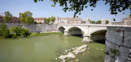 Caldo e siccit&agrave;, nel Tevere riemergono i resti di un ponte romano