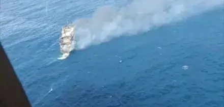 Indonesia, traghetto in fiamme al largo di Bali: passeggeri soccorsi