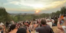 Migliaia di persone a Milano a Monte Stella per l&rsquo;eclissi di Sole