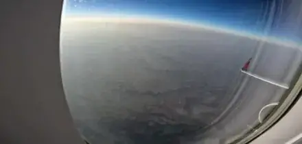 L&rsquo;eclissi di sole vista da 10.000 metri in volo sulla Spagna