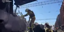 Ucraina, drone russo contro un treno passeggeri: due morti