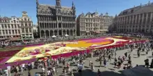 750.000 dalie a Bruxelles formano &ldquo;La grande onda di Kanagawa&rdquo;