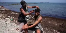 Ceuta, l&rsquo;attesa dei migranti tra spiaggia e centro d&rsquo;accoglienza