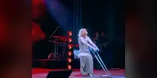 Noemi torna sul palco in stampelle dopo la brutta caduta