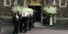 Familiari, amici e fan danno l&rsquo;ultimo addio a Bonnie Tyler in Galles