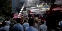 Almeno 9 morti in un incendio in un hotel a Calcutta in India