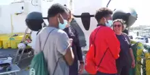 L&rsquo;arrivo a Bari della nave Emergency: sbarcati 48 naufraghi e 7 cadaveri