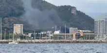 Incendio all&rsquo;ospedale di Salerno, le immagini della colonna di fumo