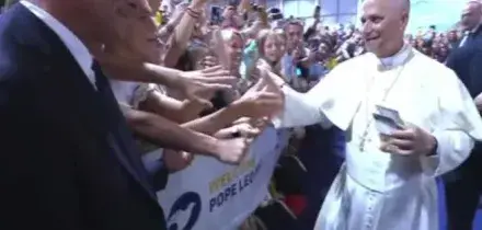 Papa Leone &egrave; arrivato al Meeting di Rimini, applausi e cori da stadio