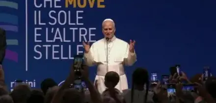 Papa al Meeting: &egrave; bello vedervi in tanti, applausi sono per Ges&ugrave;