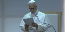 Papa al Meeting: prima dei confini e istituzioni ci sono le persone